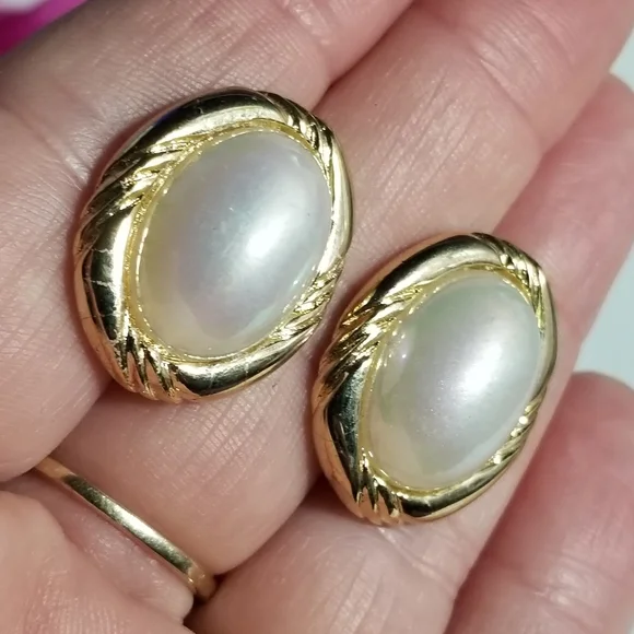 Relisted -Vintage pearly earrings on original card gold tone pierced iridescent - Picture 6 of 12